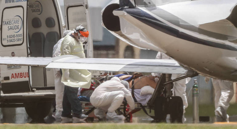 Pacientes precisaram ser transferidos para outros estados em meio a colapso