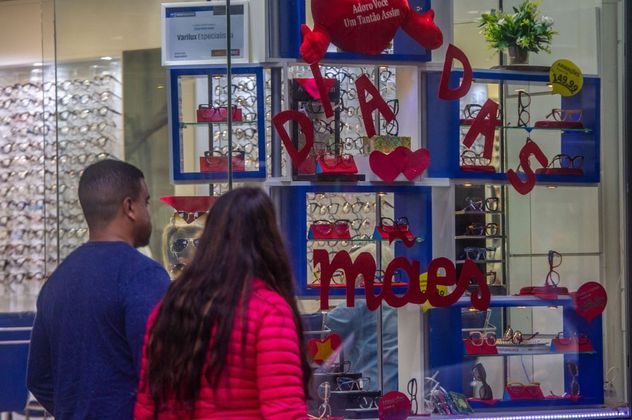 RS - COMÉRCIO/RS/DIA DAS MÃES - GERAL - Pedestres passam por vitrines de lojas com promoções para o Dia das Mães no centro de Porto Alegre (RS), nesta quarta-feira, 3 de maio de 2023. O comércio local após num aumento de vendas de até 5% em comparação com 2022.