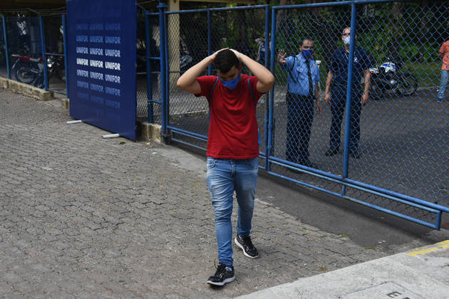 CE - ENEM 20201-EM FORTALEZA - GERAL
Alubo chega atrasado para o último dia de prova do Exame Nacional do Ensino Médio (ENEM) na Universidade de Fortaleza (UNIFOR) na tarde deste domingo (28). Neste segundo dia de provas, os estudantes terão que responder 90 questões, sendo 45 questões de ciências da natureza e 45 questões de matemática.
Foto: CAIO ROCHA/FRAMEPHOTO/ESTADÃO CONTEÚDO
FRM20211128036 - 28/11/2021 - 13:20