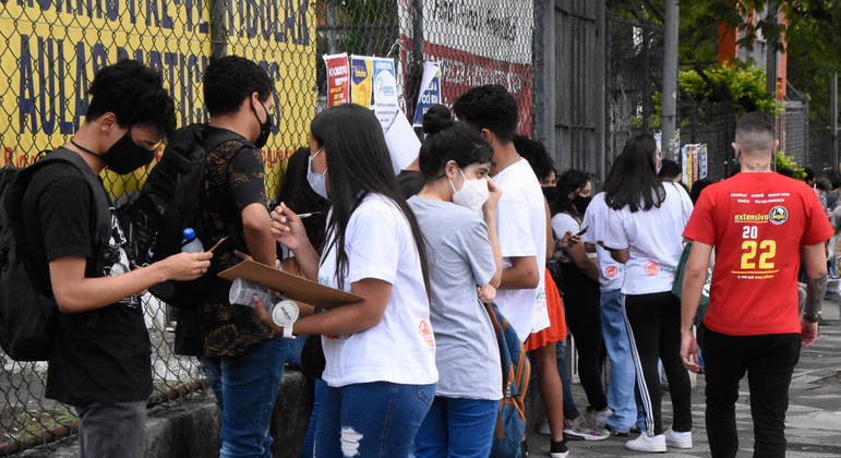 Movimentação de estudantes para fazer a segunda prova do Enem 2021 em Osasco (SP)