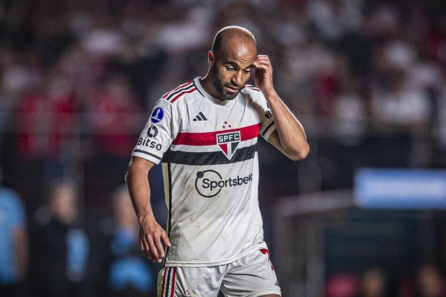 São Paulo:Lucas Moura (meia), Rafinha (lateral-direito) e Alexandre Pato (atacante)
