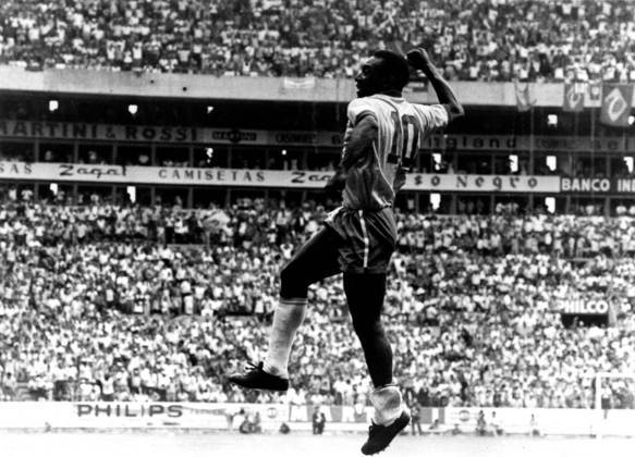 México, Jalisco, Guadalajara, 03/06/1970. Pelé comemora gol pela Seleção Brasileira contra a Checoslováquia com um soco no ar, gesto que criou logo no início da carreira, em uma partida contra o Juventus, e se tornou sua marca registrada. Pasta: 47.914.