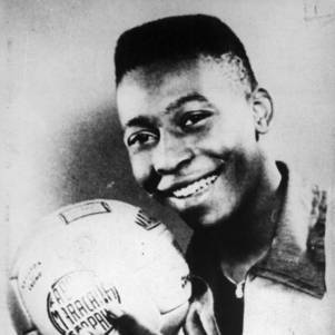 Pelé comemora a sua convocação para a copa de 1958 ao lado da companheira bola de couro
