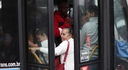 Passageira pega ônibus lotado com destino à estação Vergueiro