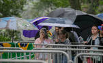 Velório de Rita Lee, em São Paulo, tem fila e chuva. Fãs da cantora dão adeus à Rainha do Rock brasileiro
