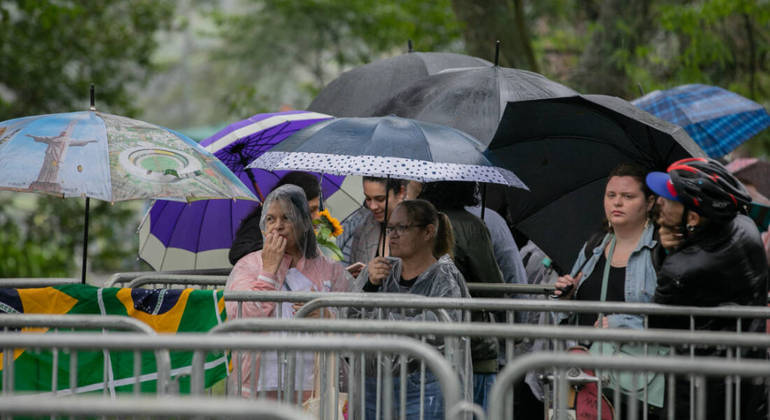 Velório de Rita Lee, em São Paulo, tem fila e chuva. Fãs da cantora dão adeus à Rainha do Rock brasileiro