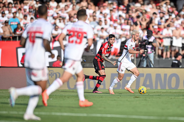 No segundo tempo, as equipes buscam mais jogadas ofensivas. O São Paulo queria aumentar a vantagem, e o Flamengo buscava o empate