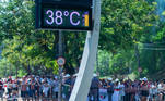 Nos arredores do estádio, torcedores enfrentam as altas temperaturas da cidade antes do início da partida. Os termômetros de rua chegaram a marcar 38ºC