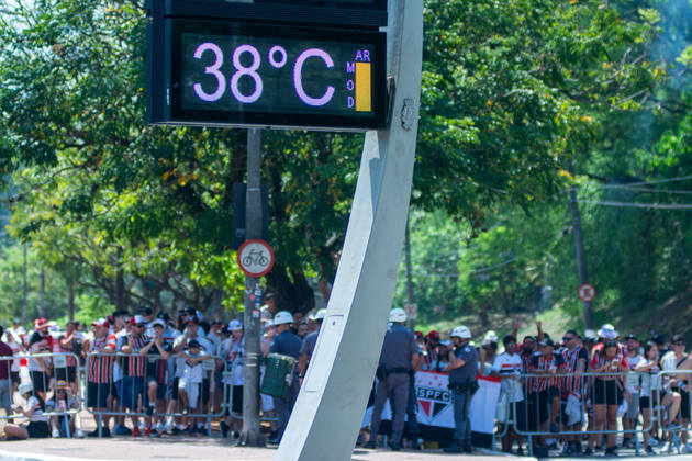 Nos arredores do estádio, torcedores enfrentam as altas temperaturas da cidade antes do início da partida. Os termômetros de rua chegaram a marcar 38ºC