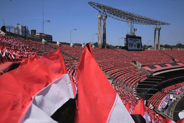No lado de dentro do Morumbi, bandeiras com as cores do São Paulo foram colocadas nas cadeiras e arquibancadas do estádio. O título é inédito para o clube
