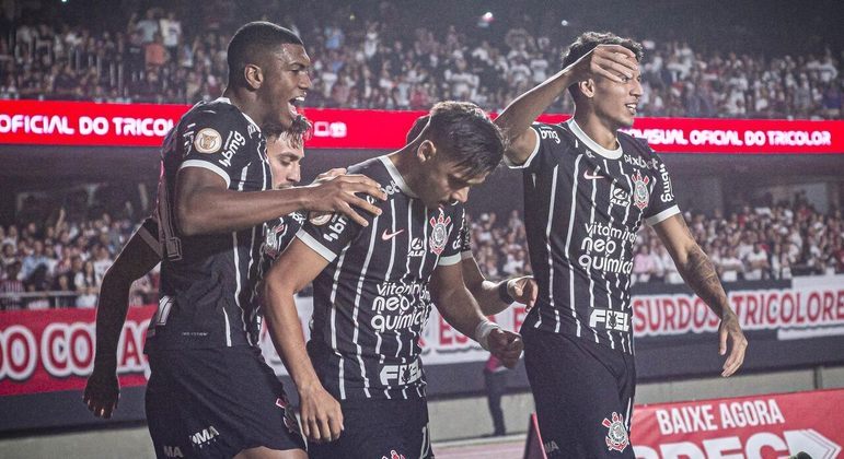 3º CorinthiansComandado por Mano Menezes, o clube completa o pódio do ranking. A equipe gasta de R$ 18 milhões a R$ 23 milhões em folha salarial, informação confirmada por Wesley Melo, diretor financeiro do Timão em 2023