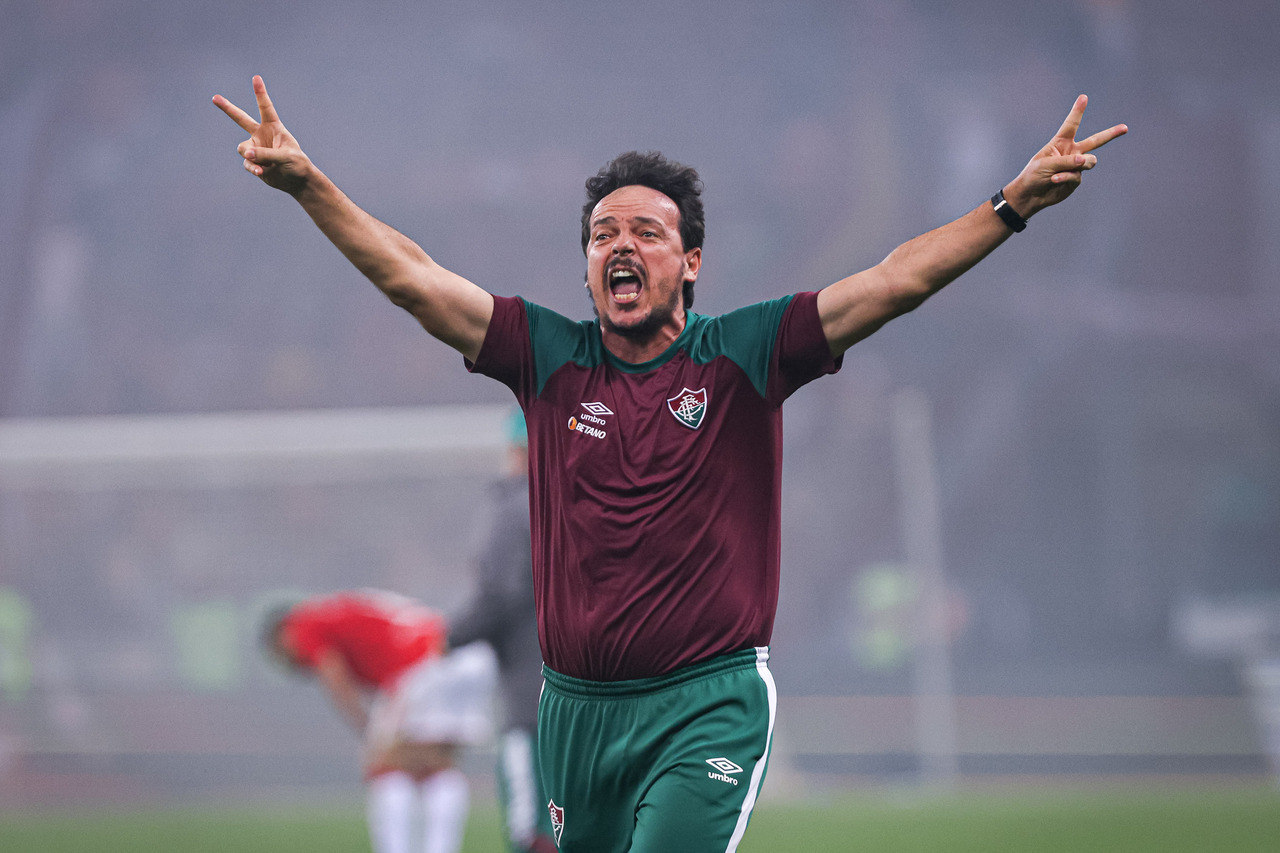 Diniz alucinado, depois de o Fluminense vencer o Inter e chegar à final da Libertadores. Nunca foi tão longe