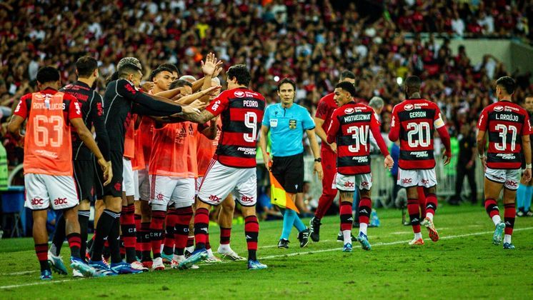 Times brasileirosO Flamengo é o clube brasileiro com a maior folha salarial. Calcula-se que a equipe carioca gaste R$ 240 milhões para pagar os jogadores, o que a deixa dentro do top 40 do ranking. Em seguida, estão Atlético-MG (R$ 162,3 milhões) e Corinthians (R$ 150,2 milhões)