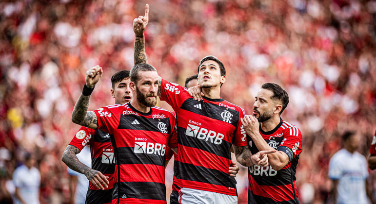 1º FlamengoGabigol, David Luiz e Bruno Henrique são os três jogadores que puxam os salários mais altos da equipe. Ao todo, o Rubro-negro gasta de R$ 35 milhões a R$ 40 milhões em pagamentos mensais. Apesar da quantia milionária desembolsada, o time é o 5º colocado do Campeonato Brasileiro, e não levantou canecos neste ano