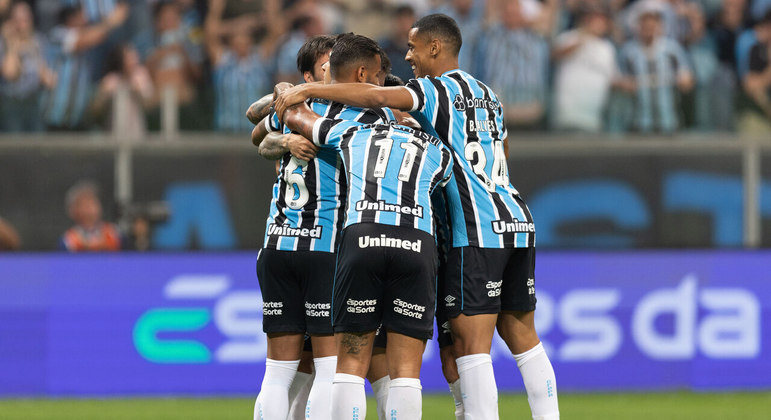 6º GrêmioO time gaúcho faz uma campanha positiva no Brasileirão, ocupando o 3º lugar da tabela, sob o comando de Renato Gaúcho. No começo da temporada, a equipe conquistou o Gauchão e levantou o caneco, o que faz com que os mais de R$ 12 milhões gastos em salários valham a pena