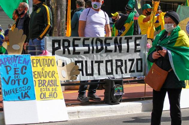 Ricardo Salles, Carla Zambelli,e o filho do Presidente, Eduardo Bolsonaro, discursaram no ato pró Bolsonaro realizado na Avenida Paulista
