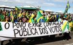 No Rio de Janeiro, o ato se reuniu na Avenida Atlântica, altura da praia de Copacabana. A concentração desrespeitou o distanciamento social e pediu a intervenção militar e a volta do voto impresso