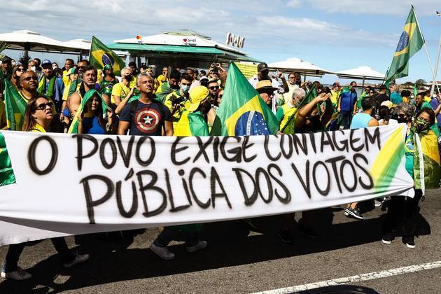 No Rio de Janeiro, o ato se reuniu na Avenida Atlântica, altura da praia de Copacabana. A concentração desrespeitou o distanciamento social e pediu a intervenção militar e a volta do voto impresso