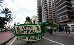 Os presentes vestiam principalmente roupas de verde e amarelo e carregavam cartazes em apoio a Bolsonaro 