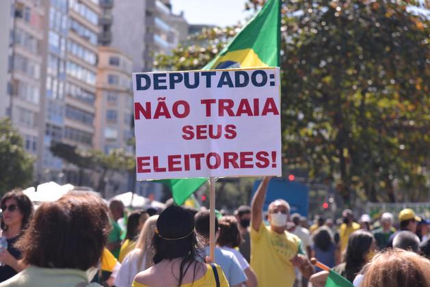 Em Curitiba, manifestantes também pediram eleições com voto impresso para 2022