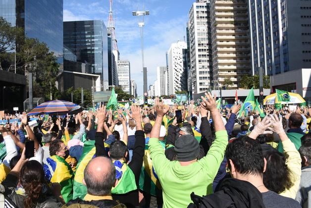 Apoiadores do presidente Jair Bolsonaro (sem partido) fazem manifestações neste domingo (1), em vários locais do Brasil, pedindo a volta do voto impresso. Nos atos, os manifestantes também atacaram ministros do STF, a imprensa e disseram que houve fraudes nas eleições.Na Avenida Paulista, centro da capital paulista, a concentração começou por volta das 12h30