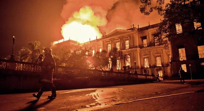 Chamas destroem acervo do Museu Nacional, um dos maiores da América Latina