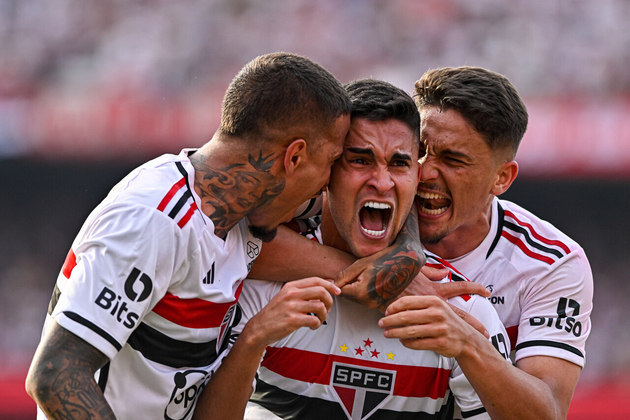 O São Paulo é campeão da Copa do Brasil pela primeira vez na história! O time comandado por Dorival Júnior empatou com o Flamengo no estádio do Morumbi, neste domingo (24), mas garantiu o título pela vantagem adquirida no Maracanã. Nestor foi o herói do jogo e marcou o gol do título. Confira as melhores fotos: