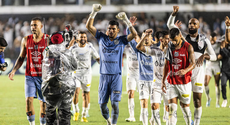 7º SantosAltos salários não são sinônimos de altos rendimentos, e o Peixe é prova disso. Apesar de figurar o top 10 da lista, em 7º lugar, o time da baixada santista luta contra o rebaixamento do Brasileirão. O mês gasta cerca de R$ 12 milhões em folha salarial