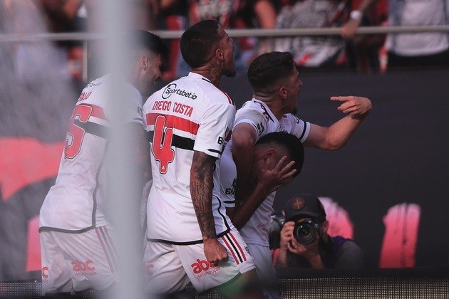 Antes do apito final para marcar o fim do primeiro tempo, Nestor chutou de longe com força e não deu chance para Rossi defender. São Paulo na frente