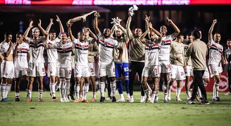 5º São PauloRecém-campeão da Copa do Brasil, o Tricolor está no meio da tabela do Brasileiro, em 10º lugar. Mas, por ter jogadores como Lucas Moura, James Rodríguez e Calleri, o time está mais bem colocado na lista de pagamentos. Por mês, o clube desembolsa de R$ 9 milhões a R$ 15 milhões