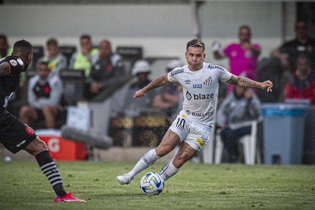 O clima esquentou entre Santos e Vasco na Vila Belmiro! Em confronto direto na luta contra o rebaixamento, o Peixe fazia 3 a 1 no Cruz-Maltino quando Soteldo decidiu fazer uma provocação. O atacante subiu em cima da bola e provocou a ira dos adversários, especialmente do atacante Sebastián, que partiu para cima do baixinho, começando uma confusão que durou mais de oito minutos. No entanto, o venezuelano não é o único a dar aquela provocada e ver o bicho pegar. Veja outros jogadores que também já fizeram provocações no futebol brasileiro: