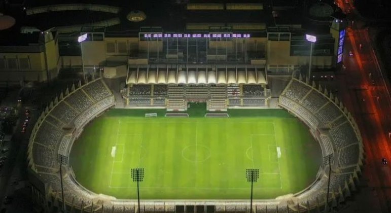 Estádio Al Nahyan, em Abu Dhabi, Emirados Árabes Unidos