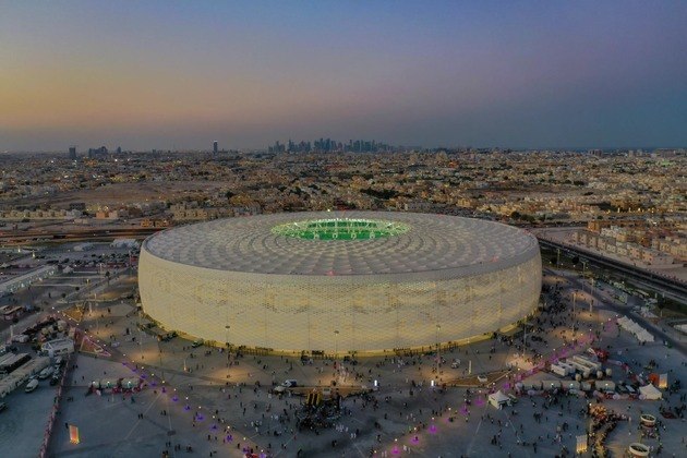 Faltam poucos dias para o início da Copa do Mundo do Catar, e os estádios que receberão as partidas estão recebendo as últimas reformas. Ao todo, o Mundial acontecerá em oito estádios: Al-Bayt, Internacional Khalifa, Al-Thumama, Ahmed Ben Ali, Lusail, 974, Cidade da Educação e Al-Janoub. Confira imagens dos estádios