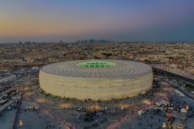 Faltam poucos dias para o início da Copa do Mundo do Catar, e os estádios que receberão as partidas estão recebendo as últimas reformas. Ao todo, o Mundial acontecerá em oito estádios: Al-Bayt, Internacional Khalifa, Al-Thumama, Ahmed Ben Ali, Lusail, 974, Cidade da Educação e Al-Janoub. Confira imagens dos estádios