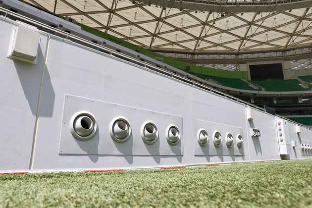 Devido às altas temperaturas do Catar, o estádio possui sistemas que deixam o ambiente climatizado