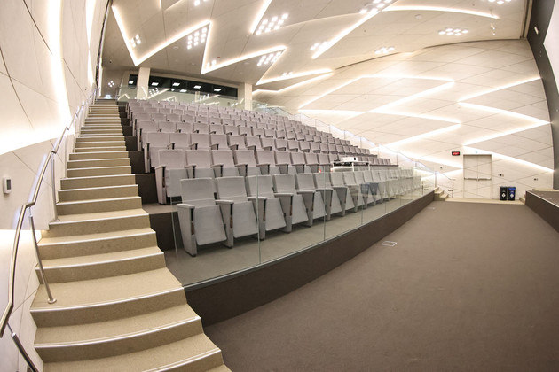 Um auditório também foi montado para momentos de reuniões e apresentações dentro do próprio estádio