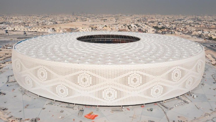 O Estádio Al-Thumama foi construído com arquitetura que celebra a cultura e tradições locais. A forma circular do estádio é para remeter ao gahfiya, que é a touca árabe usada por homens e meninos do mundo árabe