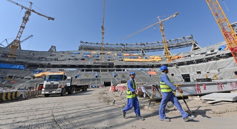 ONGs criticam as condições de trabalho dos operários contratados para construir os estádios da Copa