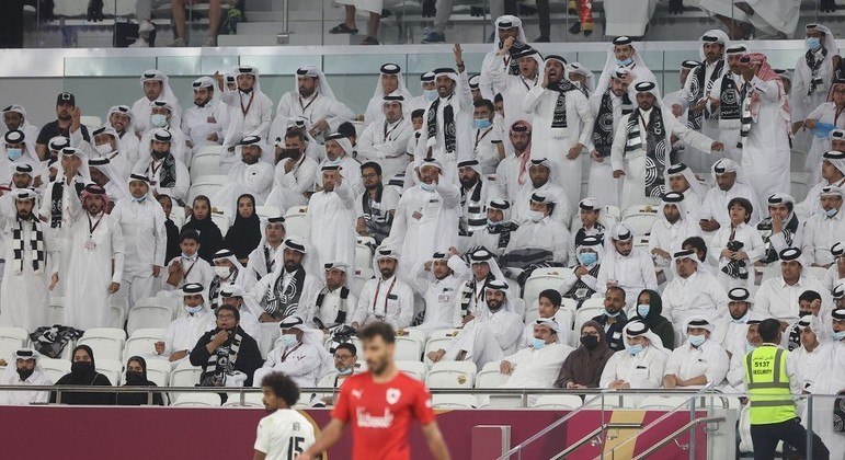 Torcedores do Al-Sadd em partida no estádio de Doha, no Catar