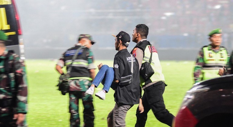 Confusão generalizada em estádio na Indonésia matou 125 pessoas, sendo 32 crianças