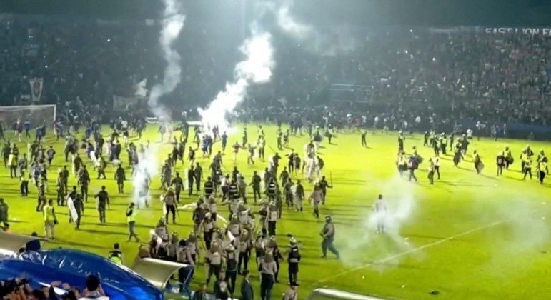 Confusão após partida de futebol terminou com mais de 130 pessoas mortas
