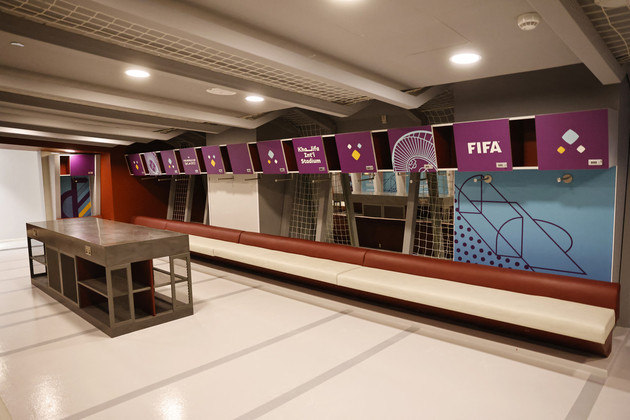 O vestiário do Estádio Internacional Khalifa oferece pequenos armários para os atletas guardarem seus pertences