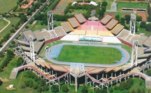 10. Estádio MmabathoCom uma arquitetura curiosa, o estádio de Mafikeng, na África do Sul, é o quarto maior do país com uma capacidade para 59 mil pessoas. O que chama atenção é que o lugar tem lances de arquibancada em níveis diferentes, que lembram um losango