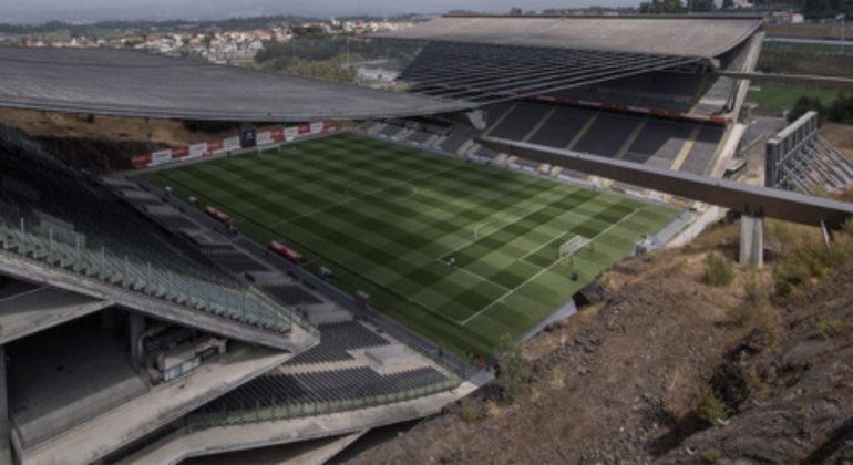 6. Estádio Municipal de BragaEm Portugal, o time de Braga teve o seu estádio apelidado de 'A Pedreira'. A brincadeira não é à toa: só há arquibancada nas laterais do campo, porque os outros dois espaços são dedicados à natureza. As outras duas laterais são uma pedreira e a vegetação da cidade
