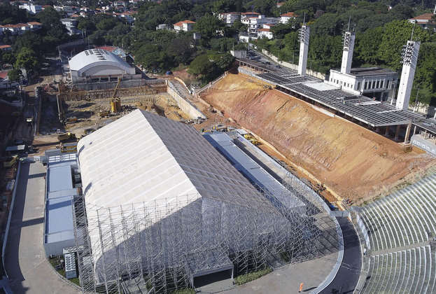 O complexo está abrigando de forma provisória um espaço chamado Pavilhão
Pacaembu. Montado onde era o campo, ele recebe todo tipo de evento enquanto acontecem as obras. Em outubro de 2023 essa estrutura será desmontada e o estádio
voltará a ter o gramado