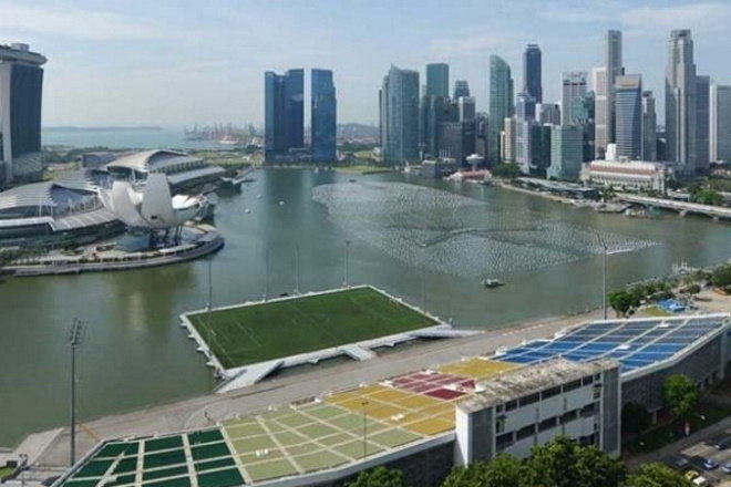Estádio no meio da água? É isso mesmo. Em Singapura, o Estádio Flutuante Marina Bay tem capacidade para 30 mil pessoas. As arquibancadas, no entanto, estão em terra firme
