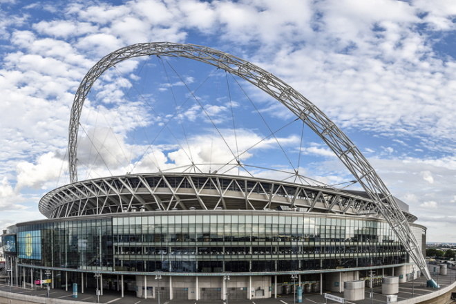 O Wembley é o principal estádio da Inglaterra e recebe os jogos mais importantes do país. Seu formato não tem um padrão definido, com uma espécie de ‘alça’ na parte de cima