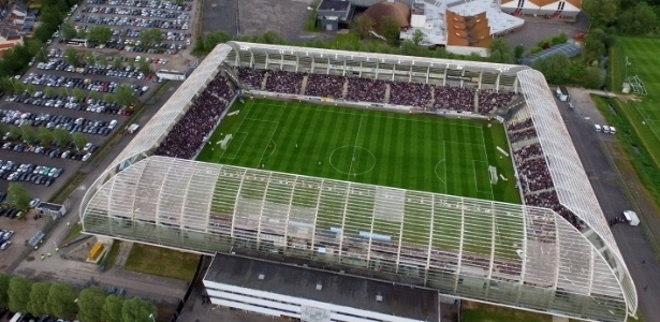 O Estádio de la Licorne, casa do Amiens, da França, tem uma estrutura com uma material todo transparente