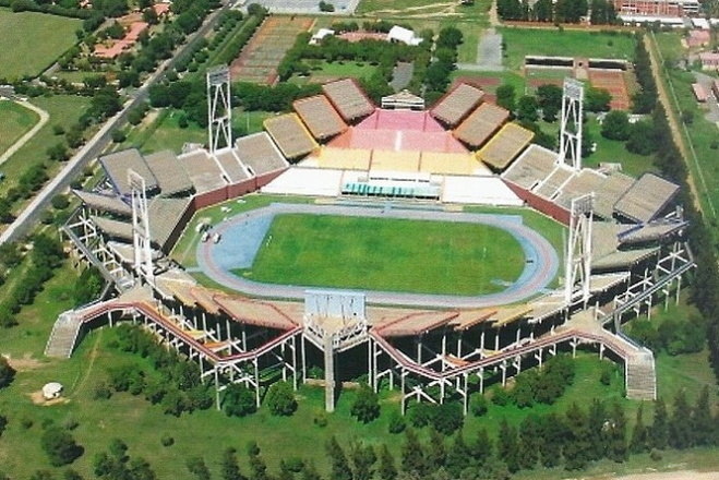 Na África do Sul tem também o “estádio losango”. O Mmabatho chama atenção por sua forma, que tem lances de arquibancada em níveis diferentes