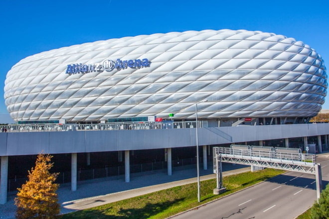A Allianz Arena, casa do Bayern de Munique, é um dos estádios mais modernos do mundo. No entanto, de longe seu formato lembra o de um pneu